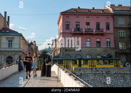 Sarajevo, Bosnien und Herzegowina. Juli 2019. Touristen besuchen das Museum, das der Ermordung von Franz Ferdinand und der Lateinbrücke in Sarajevo gewidmet ist. Kredit: John Wreford/SOPA Images/ZUMA Wire/Alamy Live Nachrichten Stockfoto