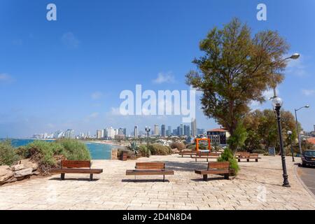 Tel Aviv Jaffa oranger Bilderrahmen mit Tel Aviv Küste im Hintergrund. Stockfoto