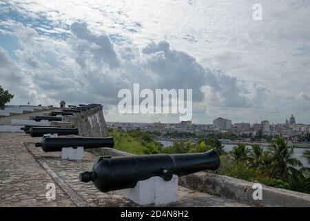 27th. November 2018. La Cabana Festung, Hafen von Havanna, Havanna, Kuba. Kanonen säumen die Außenwände der Befestigungsanlagen. Stockfoto