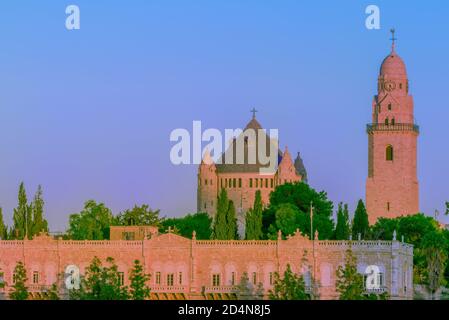 Ein Schloss mit einem Uhrenturm vor Moskau Kreml Stockfoto