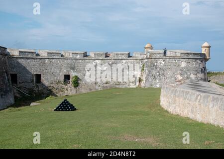 27th. November 2018. La Cabana Festung, Hafen von Havanna, Havanna, Kuba. Kanonenkugeln in den Befestigungsanlagen gestapelt. Stockfoto