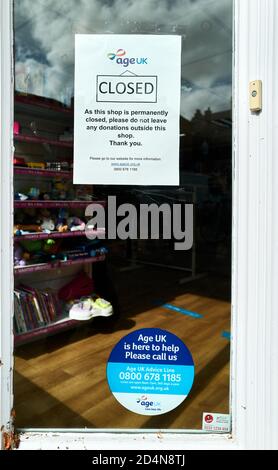 The Age UK Shop in Oakham, Rutland, England, wegen der Coronavirus-Epidemie dauerhaft geschlossen, Oktober 2020. Stockfoto