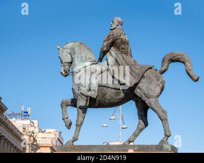 Bukarest/Rumänien - 09.05.2020: Statue von König Carol I. vor der Universitätsstiftung und der Zentralbibliothek der Universität Bukarest. Stockfoto