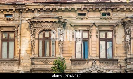 Detail mit einem alten abgenutzten Gebäude. Alte Vintage-Architektur in Bukarest, Rumänien. Stockfoto