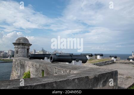 27th. November 2018. La Cabana Festung, Hafen von Havanna, Havanna, Kuba. Kanonen säumen die Außenwände der Befestigungsanlagen. Stockfoto