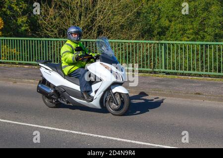 2015 weiß Honda Forza 300 A-D; Motorradfahrer; zweirädrige Transport, Motorräder, Fahrzeug, Straßen, Motorräder, Radfahrer fahren in Chorley, UK Stockfoto