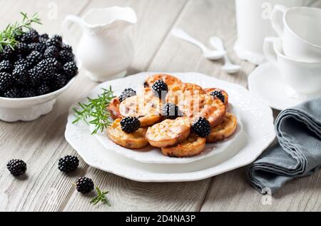 Kokosmehl Pfannkuchen mit Beeren, Keto und Paleo Diät-Stil, selektive Fokus Stockfoto