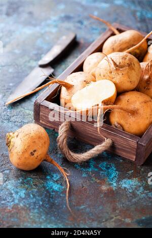 Frische Bio-gelbe Rübe in Holzkiste, selektiver Fokus Stockfoto