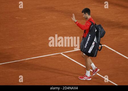 OVAKDJOKOVIC (SRB) Feier nach dem Sieg gegen Stefanos TSITSIPAS (GRE), begrüßt Fans während der Roland Garros 2020, Grand Slam Stockfoto