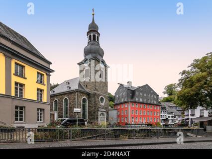 Kirche und bunte Gebäude im Zentrum von Monschau, Deutschland. Stockfoto