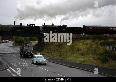 '1054' und '49395' fahren doppelt in der Nähe von Big Pit mit einem Panda Auto und einer Grünen Göttin. Stockfoto