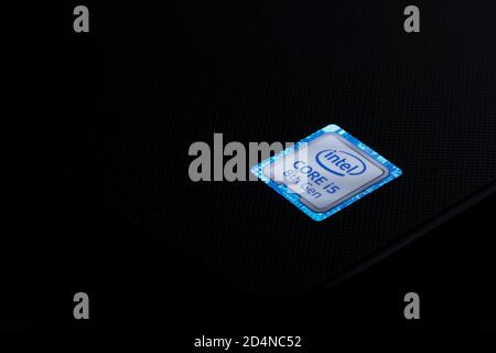 Nahaufnahme des Intel CORE i5 Labels der 8. Generation auf einem Notebook Stockfoto