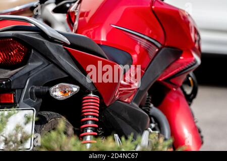 Rote moderne Motorrad Nahaufnahme, selektive Fokus, Fokus auf Stoßdämpfer Stockfoto