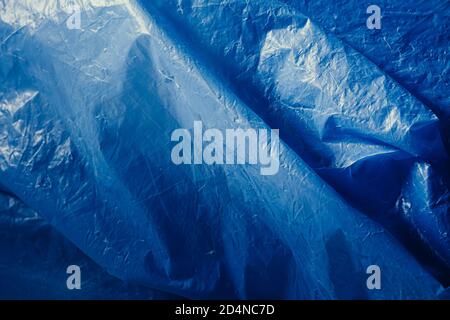 Blaue Plastiktüte - Negativer Raum Stockfoto