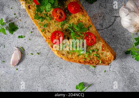 Leckeres und einfaches Gericht, Knoblauch Baguette mit frischen Kräutern und Butter Stockfoto