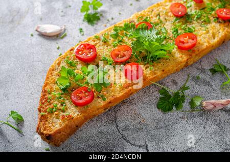 Leckeres und einfaches Gericht, Knoblauch Baguette mit frischen Kräutern und Butter Stockfoto