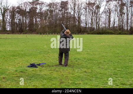 Ziel auf einen Vogel bei einem driven Spiel schießen in Lancashire, England Stockfoto