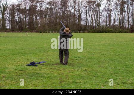 Ziel auf einen Vogel bei einem driven Spiel schießen in Lancashire, England Stockfoto