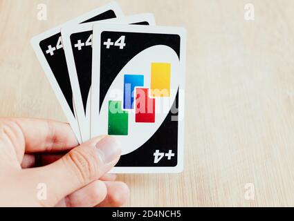 Hand mit 3 uno Zieh 4 Karten Stockfoto