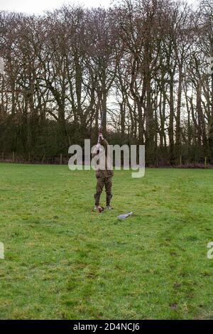 Ziel auf einen Vogel bei einem driven Spiel schießen in Lancashire, England Stockfoto