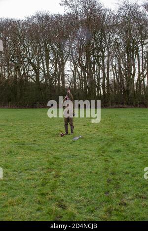 Ziel auf einen Vogel bei einem driven Spiel schießen in Lancashire, England Stockfoto