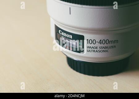 Canon Telezoom-Objektiv 100-400 Millimeter mit Bedienschalter im Nahbereich. Stockfoto