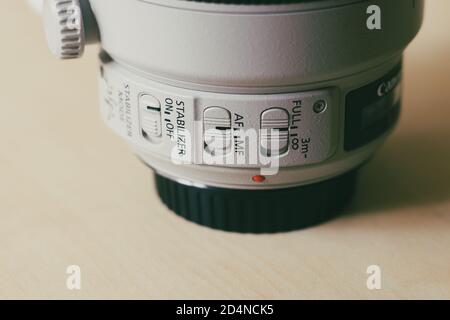 Canon Telezoom-Objektiv 100-400 Millimeter mit Bedienschalter im Nahbereich. Stockfoto