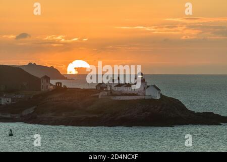 Roches Point, Cork, Irland. Oktober 2020. Sonnenaufgang über dem Roches Point Lighthouse an einem kalten Herbstmorgen im Cork Harbour, Irland. - Credit; David Creedon / Alamy Live News Stockfoto