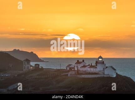 Roches Point, Cork, Irland. Oktober 2020. Sonnenaufgang über dem Roches Point Lighthouse an einem kalten Herbstmorgen im Cork Harbour, Irland. - Credit; David Creedon / Alamy Live News Stockfoto