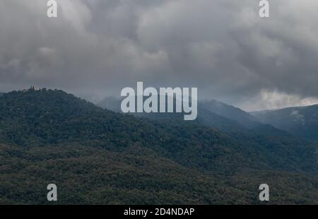 Beauty Himmel Tag und Big Berg im Hintergrund bei Doi Suthep in Mueang Chiang Mai District. Kopierbereich, kein Fokus, speziell. Stockfoto