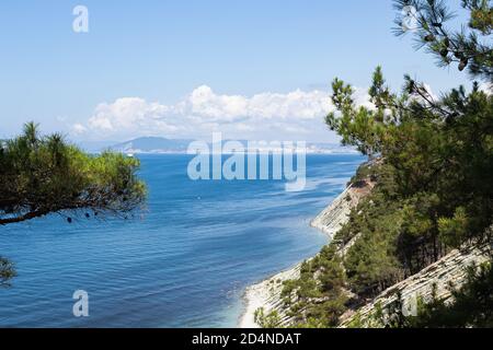 Wunderschöne Sommerlandschaft. Wandern in den malerischen Orten. Blick auf das Meer, den wilden Strand und die Nachbarstadt Noworossijsk Stockfoto