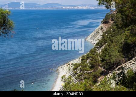 Wunderschöne Sommerlandschaft. Wandern in den malerischen Orten. Blick auf das Meer, den wilden Strand und die Nachbarstadt Noworossijsk Stockfoto