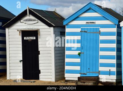 Zwei Strandhütten, benannt nach dem Königtum - 'Albert and Victoria' in Southwold, Suffolk, Großbritannien Stockfoto