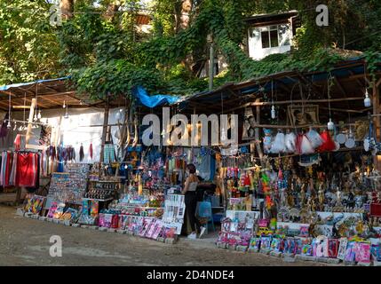 Hatay/Türkei - September 13 2020: Straßenhändler in der Gegend von harbiye und Besucher dieser Gegend. Stockfoto