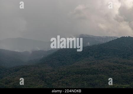 Beauty Himmel Tag und Big Berg im Hintergrund bei Doi Suthep in Mueang Chiang Mai District. Kopierbereich, kein Fokus, speziell. Stockfoto