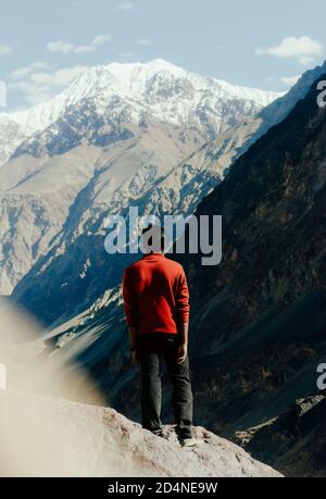 Mann, der auf die Berge schaut Stockfoto