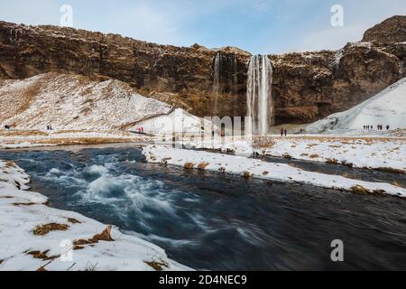 Einzigartiger Blick auf einen der berühmten isländischen Wasserfälle namens Seljalandsfoss. Für Ihren Kalender oder Ihre Postkarte. Stockfoto