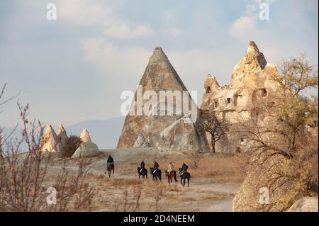Kappadokien, Türkei. 8. November 2017 Canan ein Wanderführer von der Dalton Brothers Ranch führt eine Gruppe von Touristen durch das vulkanische Land Stockfoto