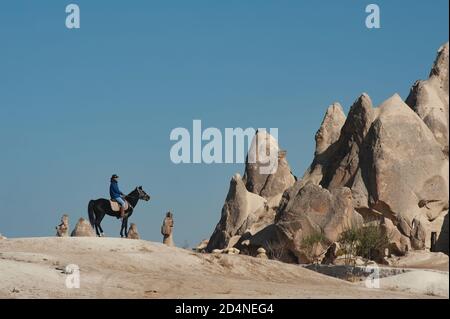 Kappadokien, Türkei. 8. November 2017 Ekram Besitzer der Dalton Brothers Ranch zu seiner Freude und seinem Stolz hält er einen schwarz-kohlegarenen Hengst in einer Höhle Stockfoto