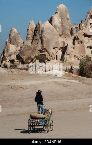Kappadokien, Türkei. 8. November 2017 Ekram verlässt seine Ranch auf einem Esel und Wagen, er ritt zuerst auf einem Esel im Alter von 8 Jahren und kümmert sich um sie als m Stockfoto