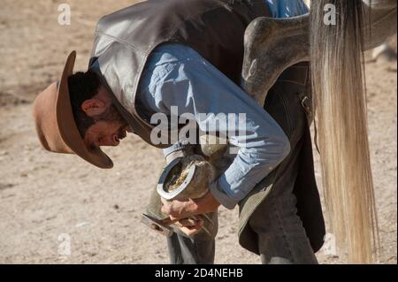 Kappadokie, T urkey. 8. November 2017 Irfan braucht keinen Hufschmied, mit Hilfe von YouTube-Videos hat er sich selbst beigebracht, die Schuhe des Pferdes zu wechseln Stockfoto