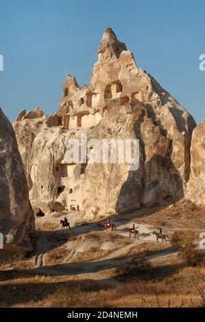 Kappadokien, Türkei. 8. November 2017 Pferdetrekking durch die vulkanische Landschaft des anatolischen Kappadokiens, bekannt als das Land der schönen Pferde. Stockfoto