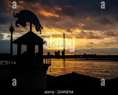 Düsseldorf / Deutschland - 2018: Unglaublicher Sonnenuntergang an der Rheinuferpromenade im Winter: uferpromenade mit schönem Abendhimmel in der Dämmerung. Stockfoto