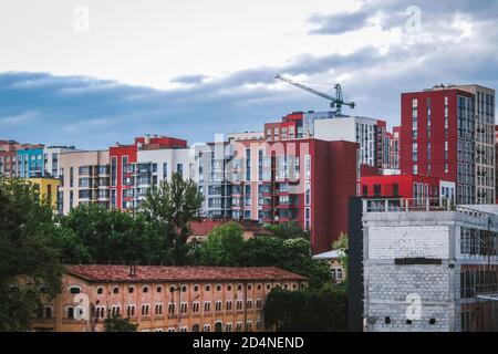 Draufsicht auf die Baustelle in der modernen Stadt. Bunte Gebäude in Wohngebiet. Schöne Stadtlandschaft Architektur in Osteuropa. Stockfoto