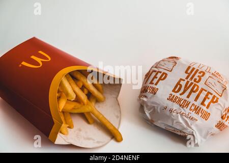 Lviv / Ukraine - April 2020: McDonald's pommes Frites und Cheeseburger auf einem weißen Tisch zu Hause. Ungesunde Ernährung während des Coronavirus-Ausbruchs. Bestellung Stockfoto