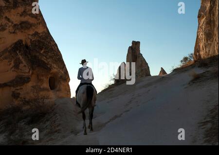 Kappadokien, Türkei. 8. November 2017 Irfan Ozdogan führt eine Wanderung durch die vulkanische Landschaft der anatolischen Kappadokien, bekannt als das Land des schönen Stockfoto