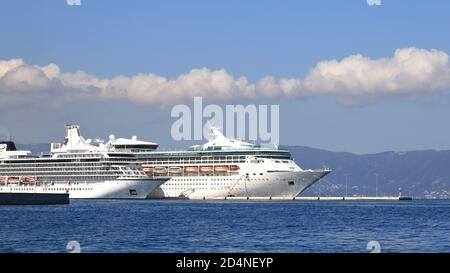 Zwei Kreuzfahrtschiffe sind auf der griechischen Insel Korfu vertäut abgebildet. Stockfoto