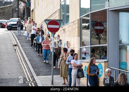 Derry, Nordirland - 27. September 2020: Lange Schlange vor dem Primark Store in Derry Nordirland während der Covid-19 Epidemie. Stockfoto