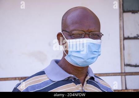 Porträt eines afrikanischen Mannes mittleren Alters, der ein Gesicht trägt Stockfoto
