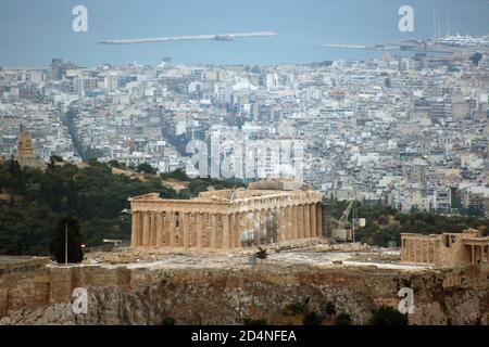 Blick auf die Akropolis von Athen und den Parthenon vom Mt. Lycabettus. Piräus Hafen im Hintergrund Stockfoto